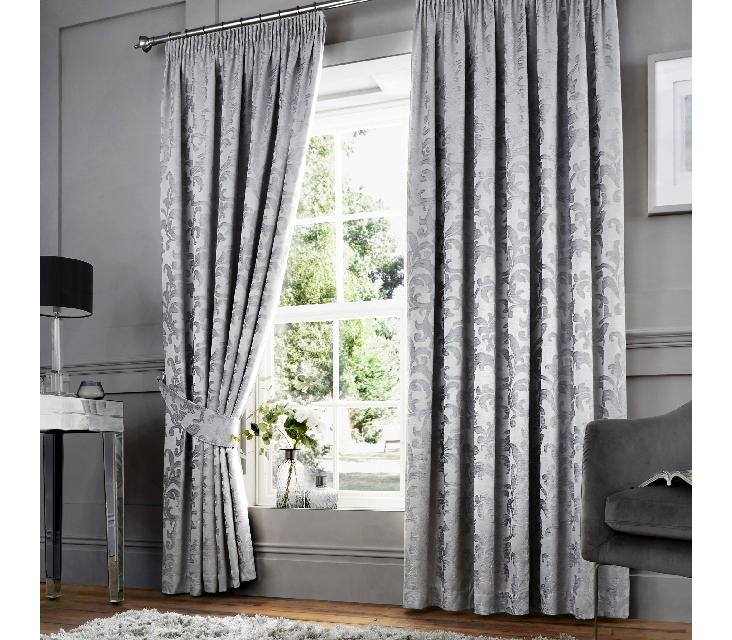 Серые шторы с узором